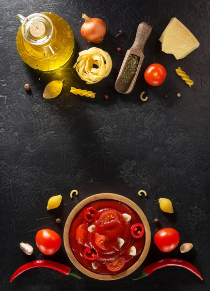 Sauce tomate dans un bol sur fond noir — Photo
