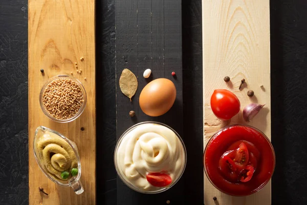 Molho de tomate, maionese e mostarda na tigela — Fotografia de Stock