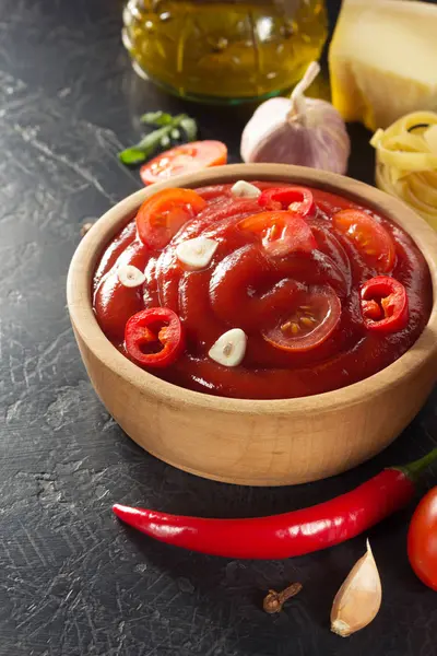 siyah arka plan üzerine bir kapta domates sosu