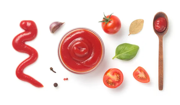 Tomatensaus in kom geïsoleerd op wit — Stockfoto