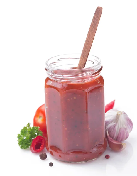 Salsa de tomate en frasco sobre fondo blanco —  Fotos de Stock
