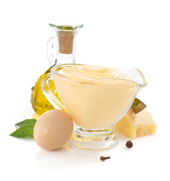 Käse Mayonnaise Sauce auf weißem Hintergrund — Stockfoto