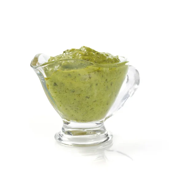 Salsa de pesto en salsa de barco en blanco — Foto de Stock