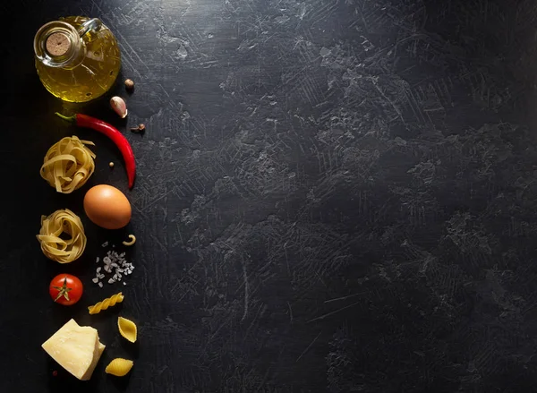 siyah arka plan üzerine pasta malzemeleri