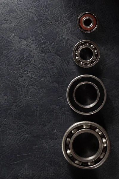 siyah arka plan üzerinde taşıyan aracı