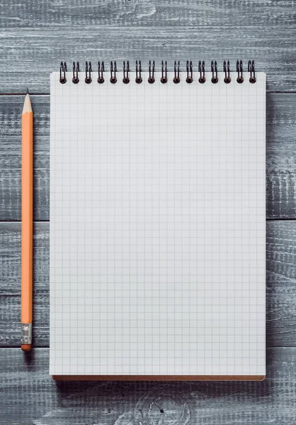 ahşap masa üstünde kontrol defter