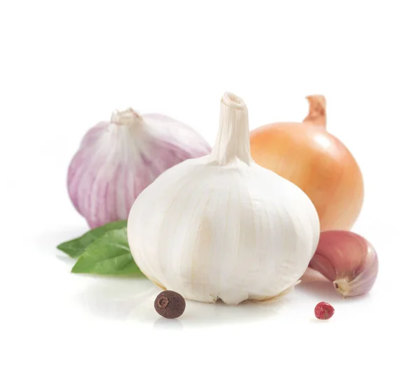 Knoblauch, Zwiebeln und Gewürze auf weiß — Stockfoto