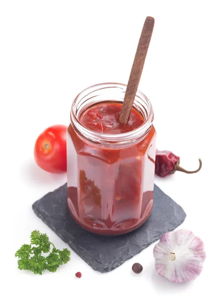 Salsa di pomodoro in vaso di vetro su bianco — Foto Stock