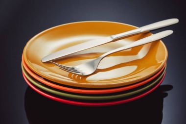 bıçak, çatal ve siyah arka plan aracının plakasına