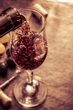 Şarap kadehi ve üzüm.