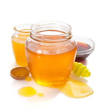 Bal kavanozu beyaz arka planda çeşitli