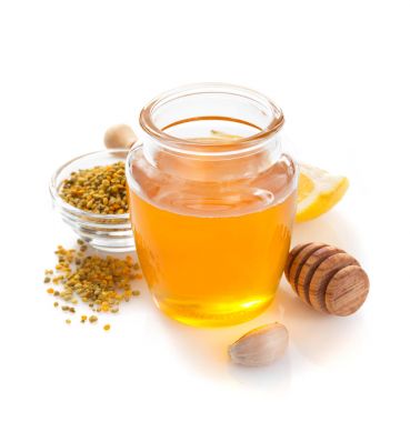 Beyaz arkaplanda bal kavanozu