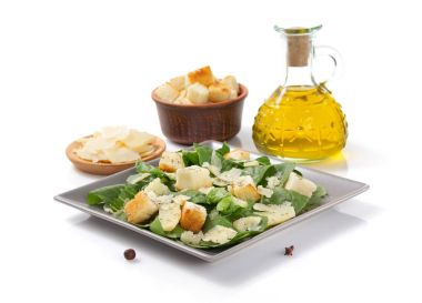 Plaka beyaz zemin üzerine Sezar salatası