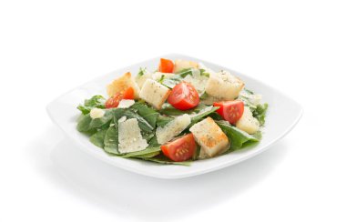 Plaka beyaz zemin üzerine Sezar salatası