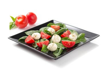 fesleğen, mozzarella ve domates salatası