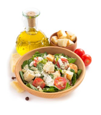 Plaka beyaz zemin üzerine Sezar salatası