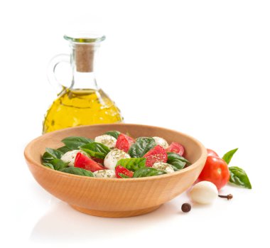 Beyaz arka plan üzerinde plaka Caprese salatası