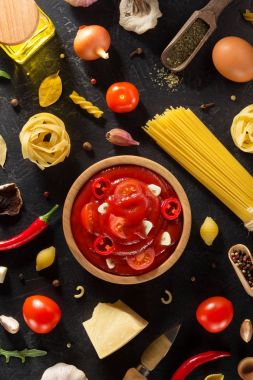 siyah arka plan üzerine bir kapta domates sosu