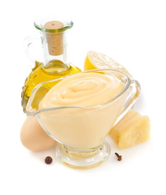 peynir mayonez soslu beyaz arka plan üzerinde