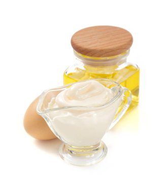 beyaz zemin üzerine mayonez sos