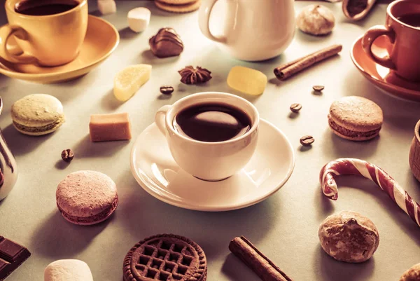 Kopje koffie, thee en cacao op de achtergrond — Stockfoto