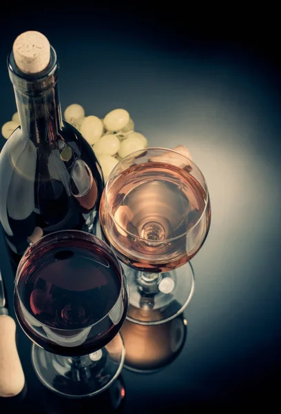 Вино і келих на чорному — стокове фото