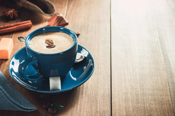 Üres csésze kávét a fa — Stock Fotó