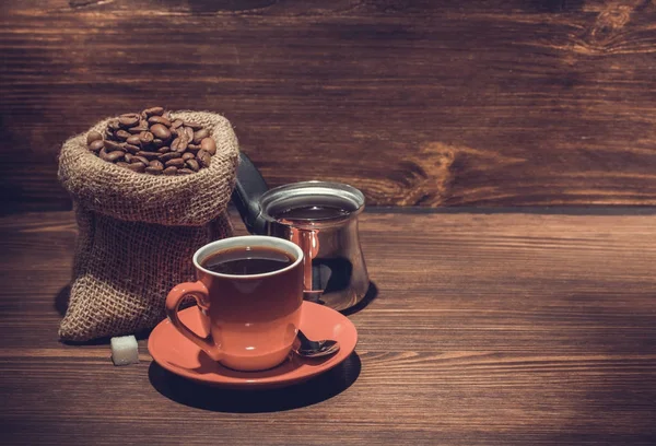 나무 위에 놓인 커피 한 잔 — 스톡 사진
