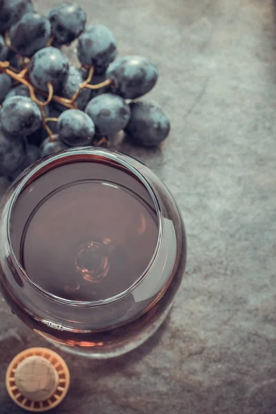 Cognac glass and grapes — Stock Photo, Image