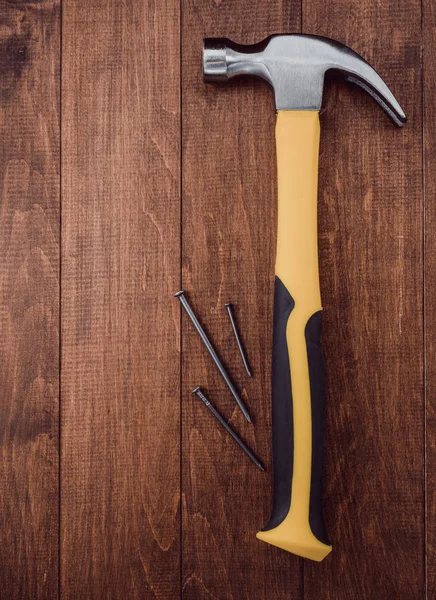 Ahşap üzerine çekiç aracı