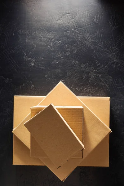 Caja de cartón sobre fondo negro —  Fotos de Stock