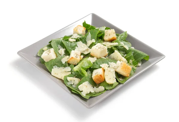 Salată de cezar în farfurie pe fundal alb — Fotografie, imagine de stoc