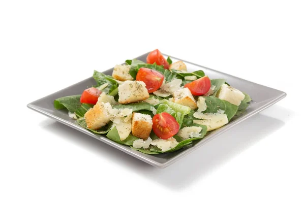 Caesar-Salat im Teller auf weißem Hintergrund — Stockfoto