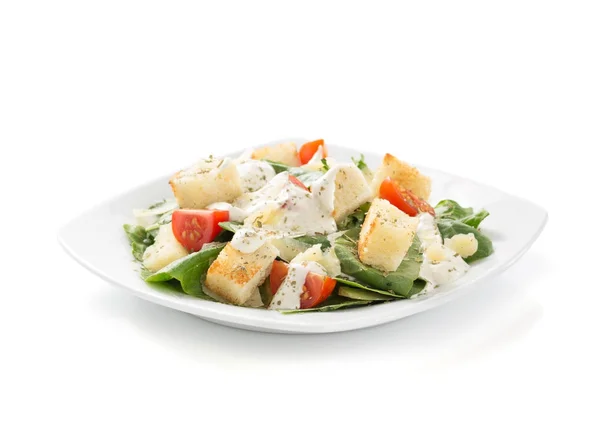 Salată de cezar în farfurie pe fundal alb — Fotografie, imagine de stoc