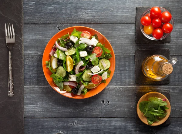 taze salata tabağı ve malzemeler