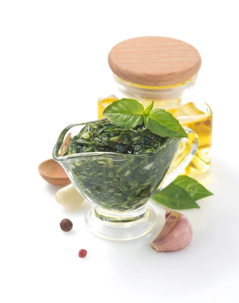 Salsa de pesto e ingrediente en blanco — Foto de Stock