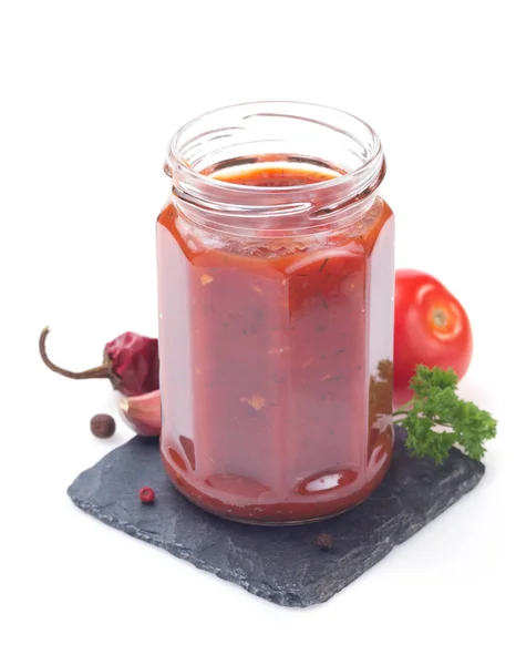 Sos pomidorowy w szklanym słoju na białym — Zdjęcie stockowe