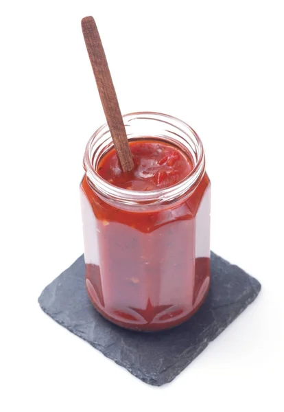 Sauce tomate dans un bocal en verre sur blanc — Photo