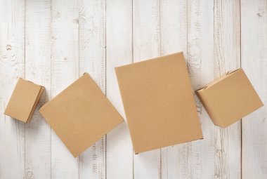 Ahşap zemin üzerine karton kutu