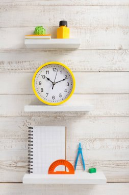 okul malzemeleri ve araçları ahşap raf