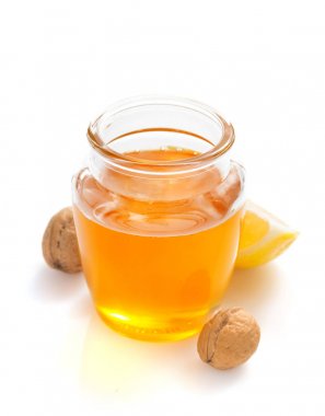 Beyaz arkaplanda bal kavanozu