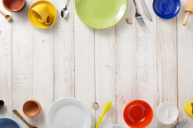 mutfak eşyası ve çanak çömlek, ahşap arka plan