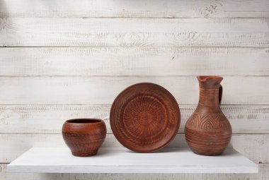 Kil sürahi ve raf aracının plakasına