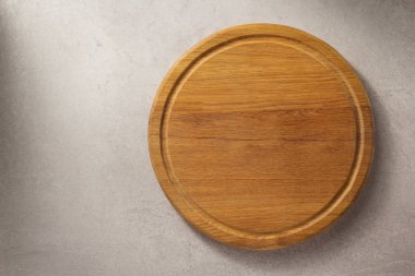 Pizza kesme tahtası gri taş masada