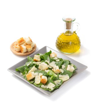 Plaka beyaz zemin üzerine Sezar salatası