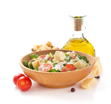 Plaka beyaz zemin üzerine Sezar salatası