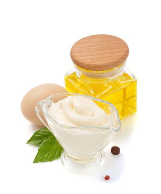 beyaz zemin üzerine mayonez sos