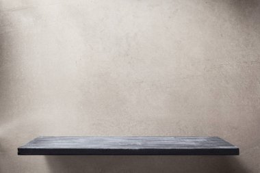 ahşap raf ve gri duvar 