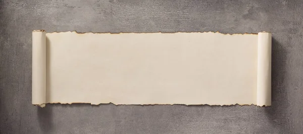 Svitek pergamenu na betonový povrch — Stock fotografie