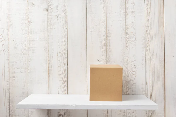 Cutie de carton pe raft din lemn — Fotografie, imagine de stoc